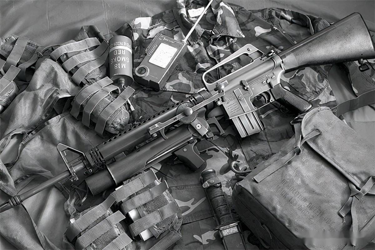 (上图)m16a1下挂xm148榴弹发射器作为一款服役半个