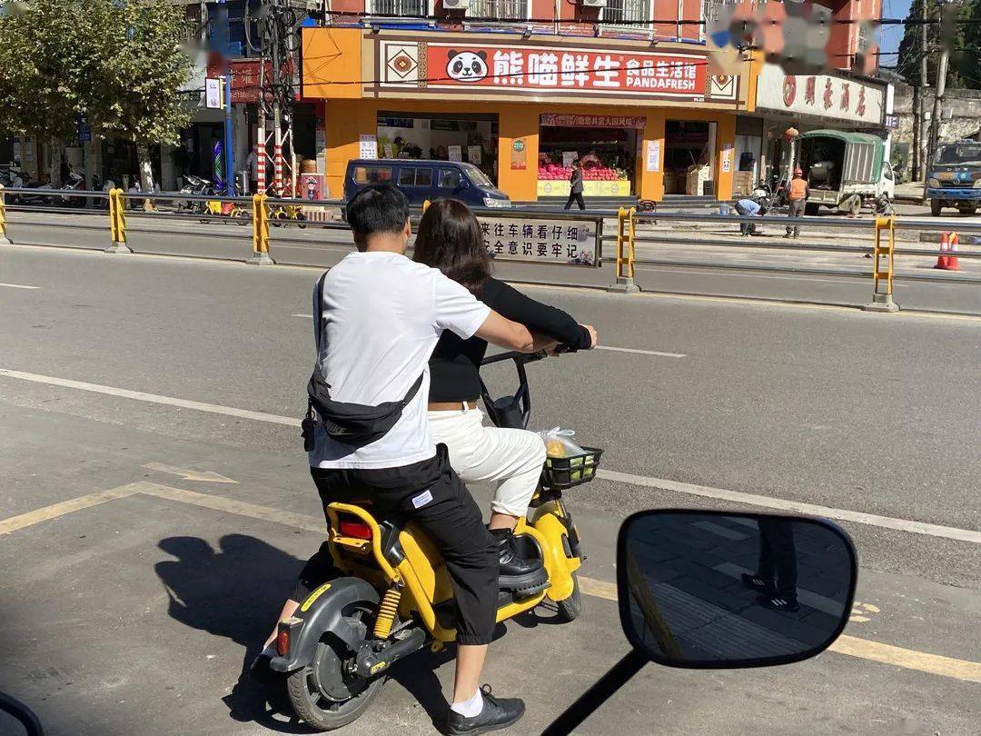骑小黄车载人闯红灯罗平这些人被曝光看看有你认识的吗