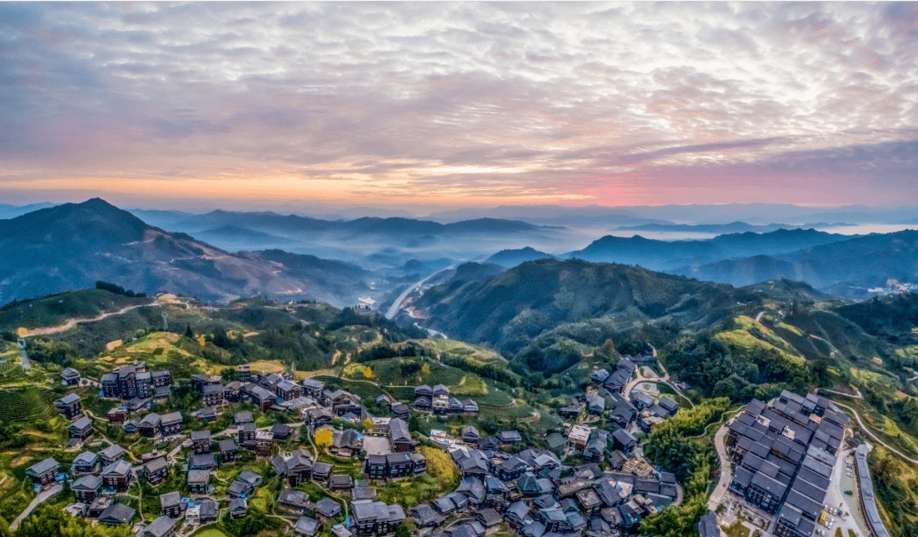 火塘边》肖金全《龙游荷海》廖云杰《田园致富路》朱庆文《走过花田》