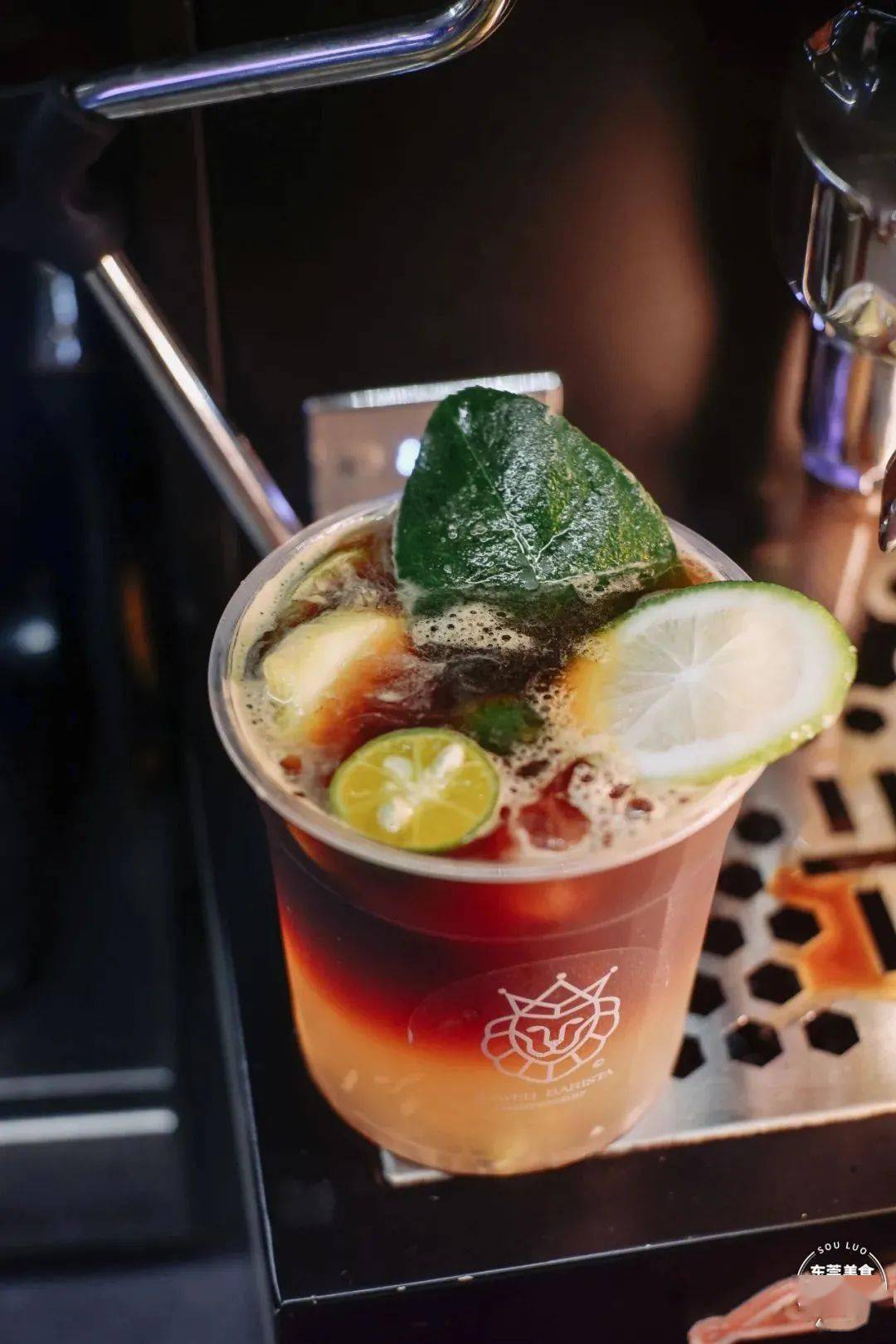 如果你喝腻了冰美式咖啡,不如来杯手打柠檬茶美式吧,柠檬酸酸的味道