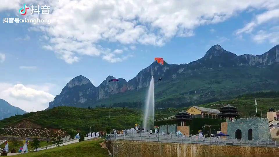 两位女飞侠的轻松降落,背景是牂牁江61夜郎王宫滑翔飞行