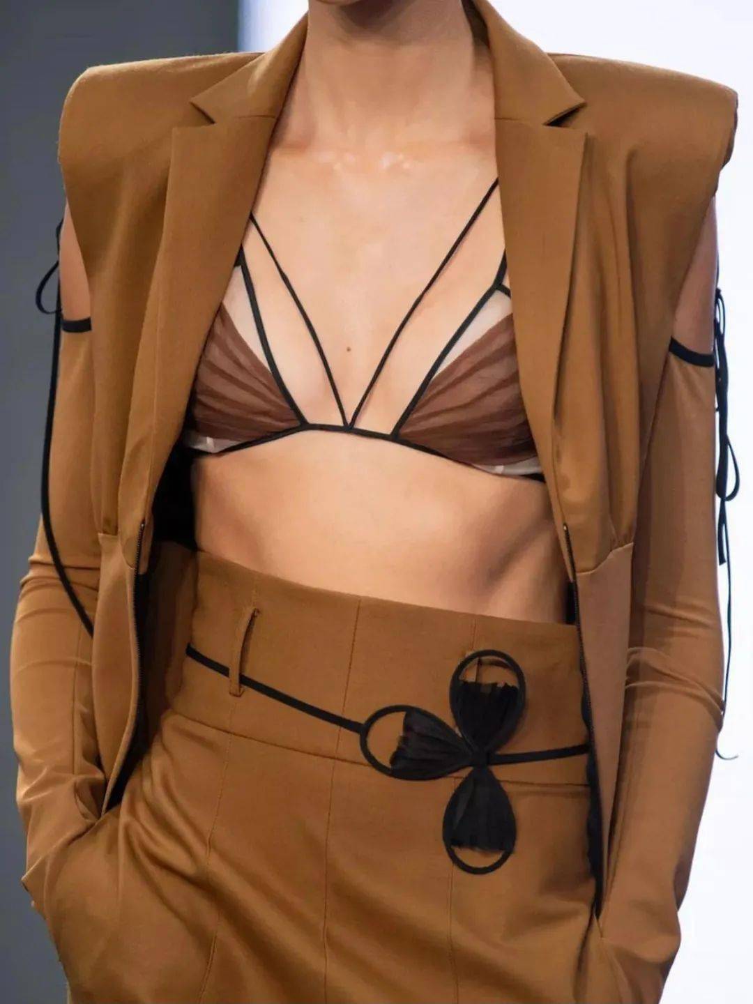 内衣 关于「内衣外穿」，听听她们怎么说