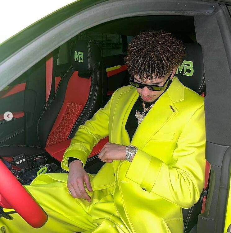 太骚了,三球赛后的打扮好拉风