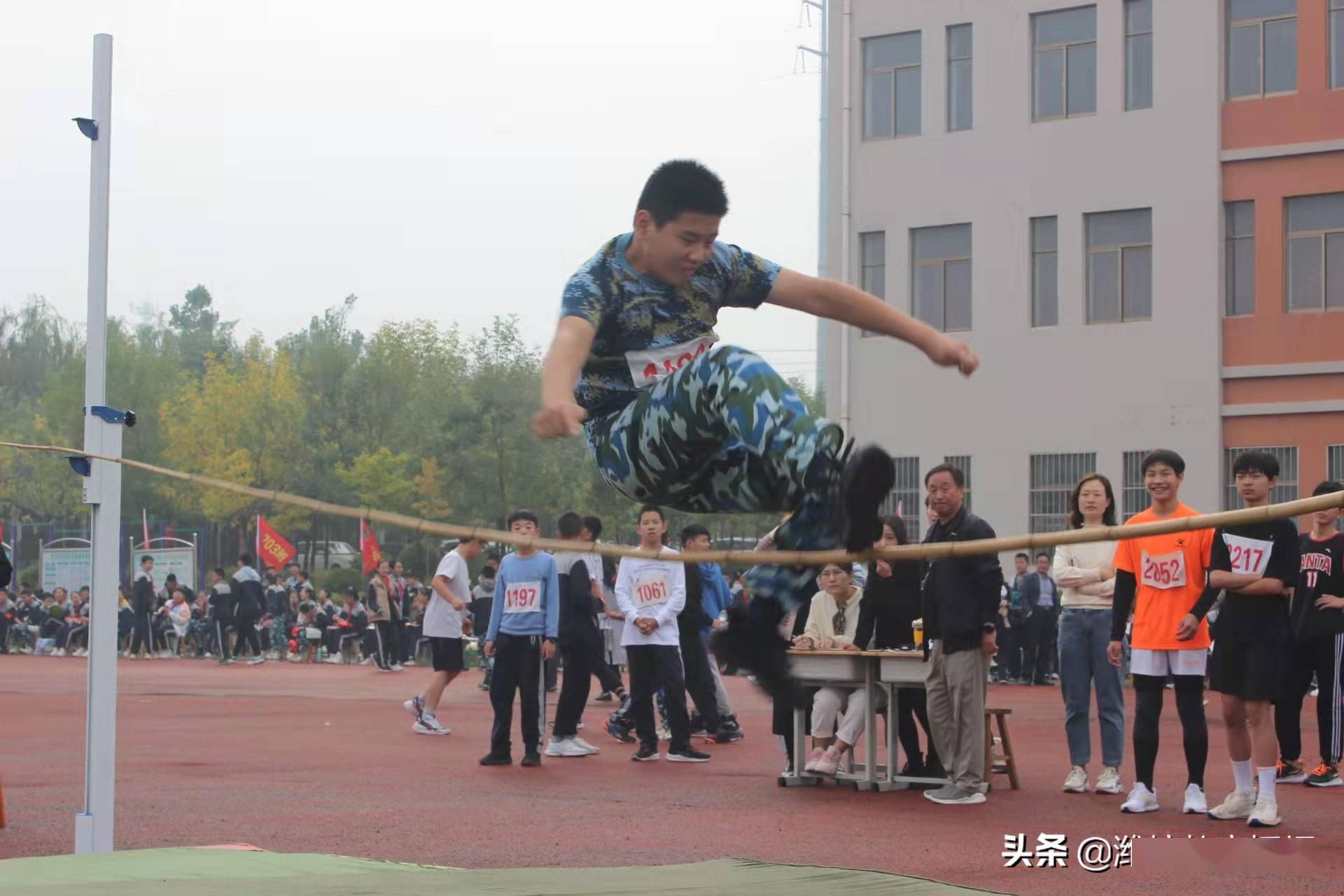 潍坊市坊子区崇文初级中学:运动场上展风姿,正是少年拼搏时