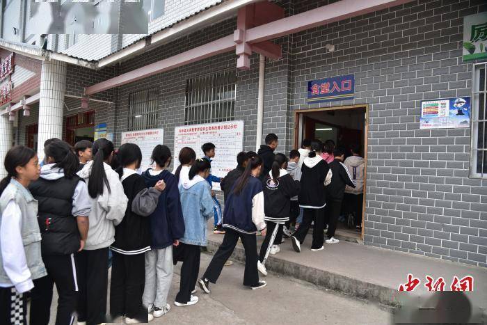 王以照 摄  10月22日,广西柳州市融水苗族自治县丹江中学的学生在