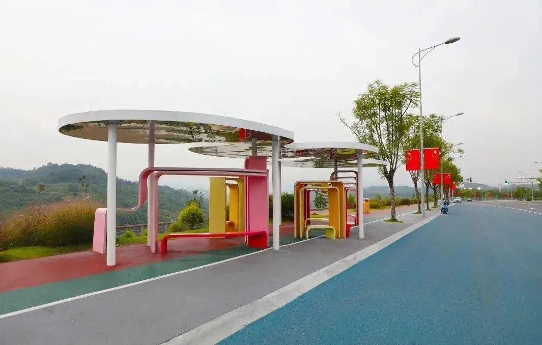 特色公交车站科幻浪漫的"嘉陵夕照"自然意趣的"悦来江湾"也有两座极具