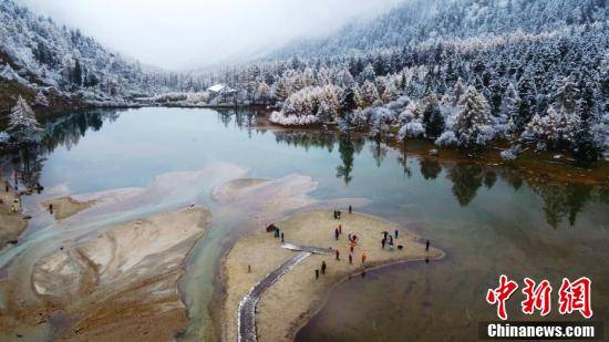 四川理县毕棚沟景区迎来首场降雪