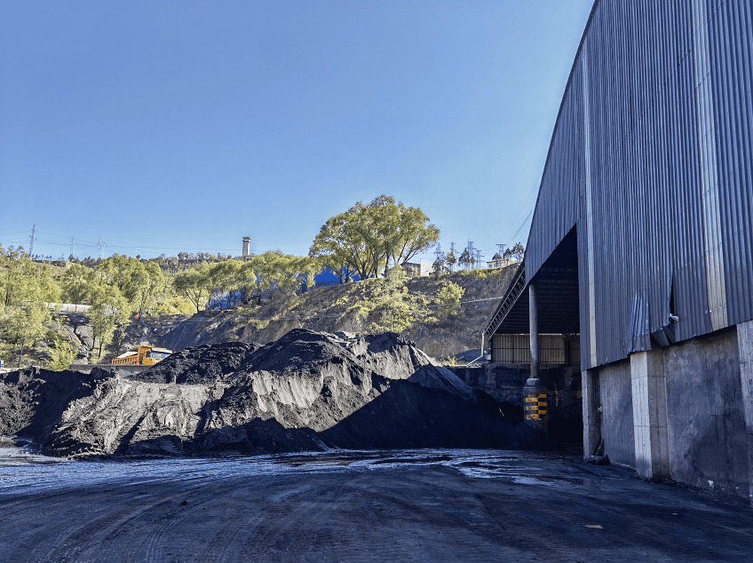 保供稳价下的山西煤矿运煤车夜间可上县城主干道拉煤排队三天三夜