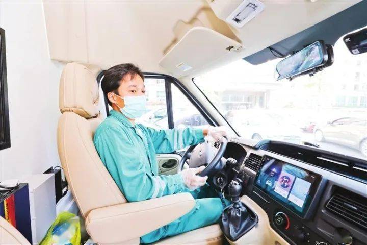 曾远成驾驶救护车,用爱护航每一名患者.冯晓铭 摄