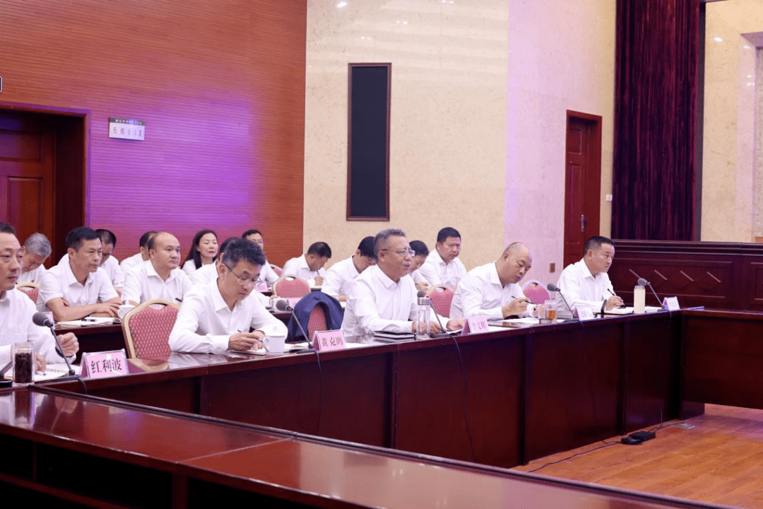 州委副书记张晓鸣主持会议,浦东新区副区长吕雪城,州委常委,副州长