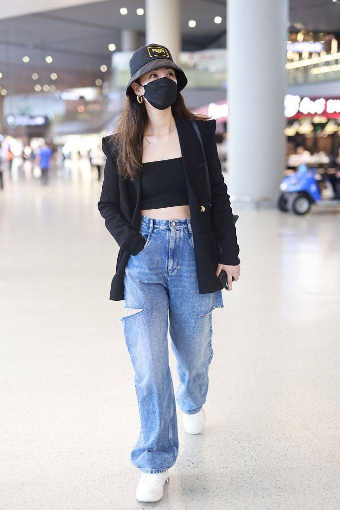 黑色 一点也不古板~黑西装才是“时髦精”必备的“万金油”单品！