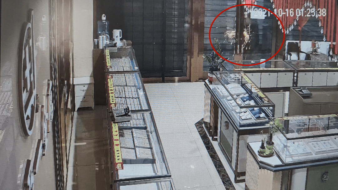 监控曝光大盗男扮女装偷走上百件黄金