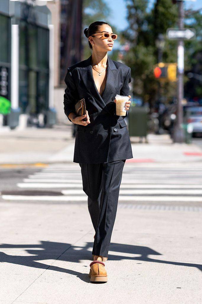 黑色 一点也不古板~黑西装才是“时髦精”必备的“万金油”单品！