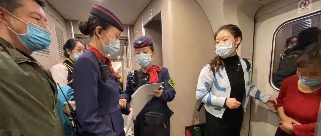 紧急!襄阳医护高铁上救助!_金玲