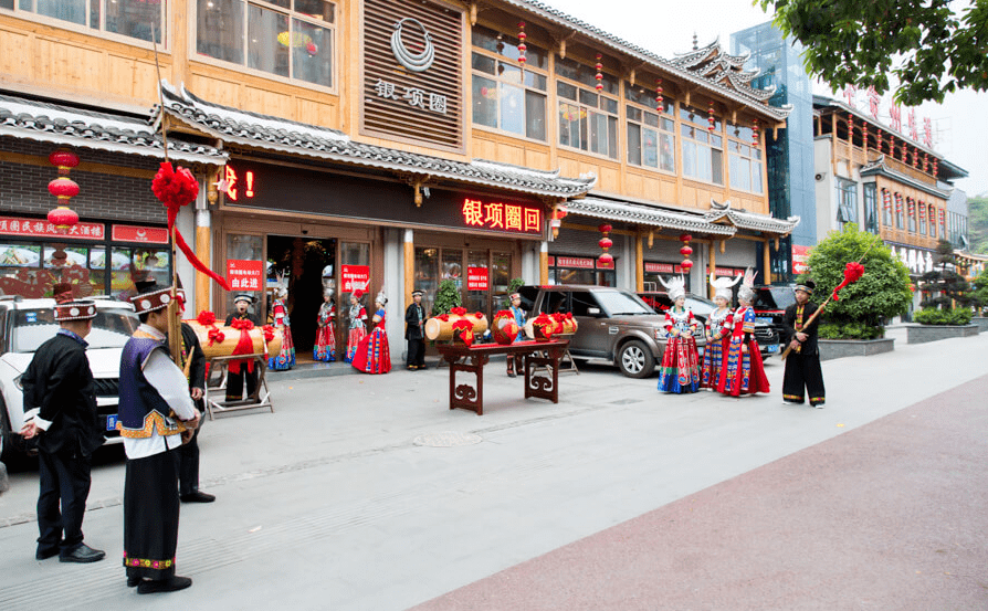 02  银项圈民族风情大酒楼