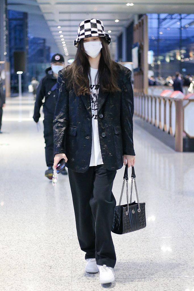 黑色 一点也不古板~黑西装才是“时髦精”必备的“万金油”单品！