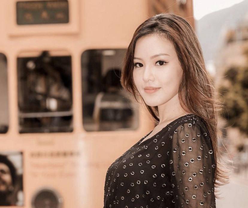 又一高颜值星二代宣布结婚,穿红色旗袍高调晒鸽子蛋大钻戒_张筠