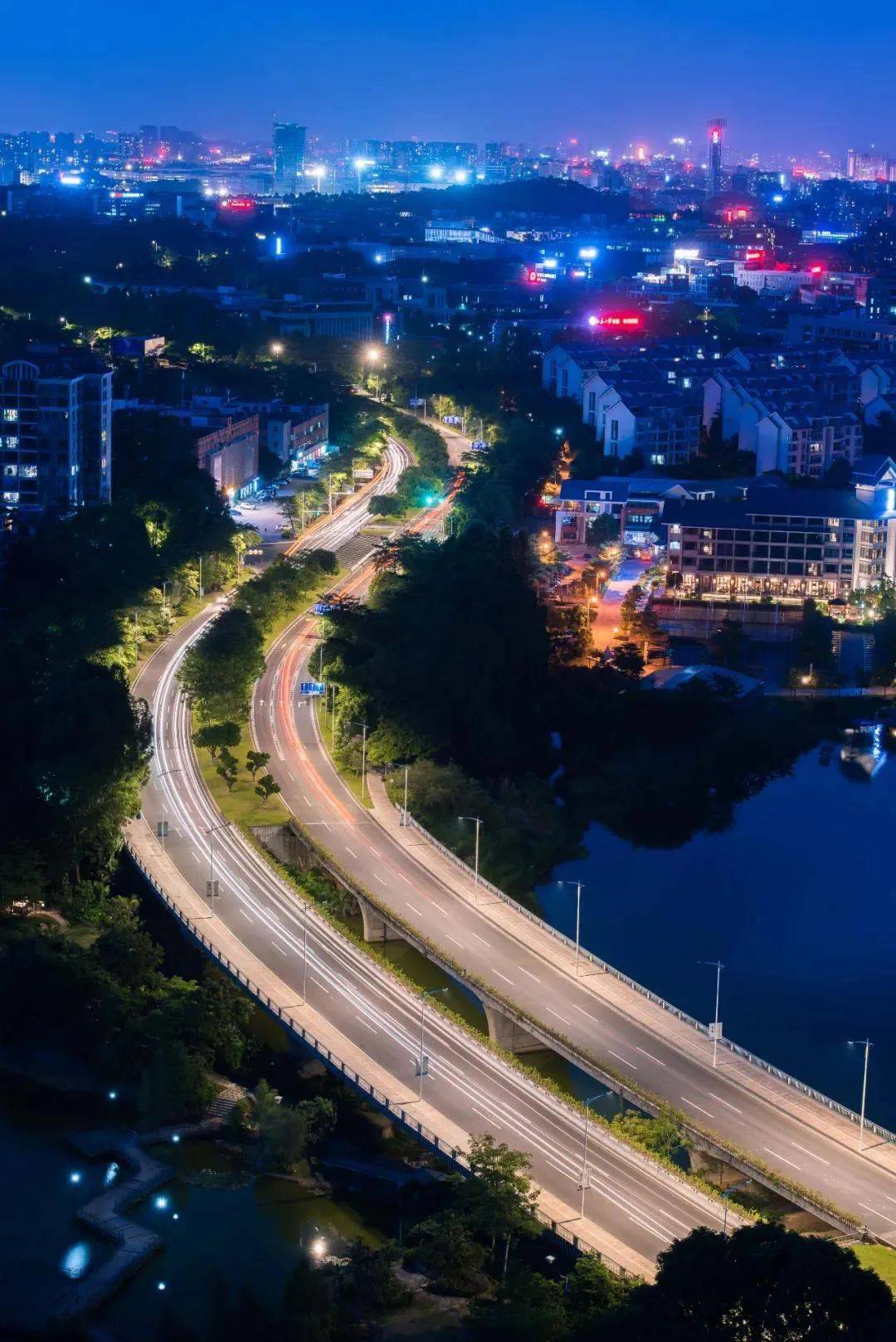 夜游松湖夜幕下的松山湖太美太迷人