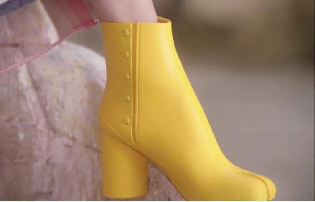 设计 Maison Margiela 2022 春夏系列 带你进入 “时尚鬼才”John Galliano的幻想世界