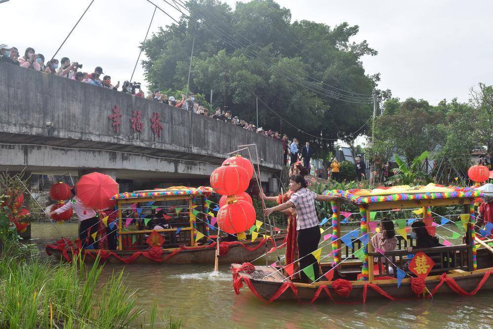 18艘花船陆续驶向迎亲码头 花船载着新娘们穿过幸福桥,陆续到达婚礼