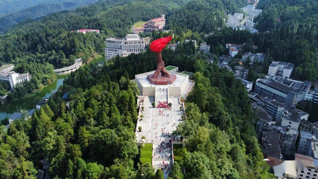 2021中国红色旅游博览会即将开幕,井冈山上游人如织,穿红军服装,听