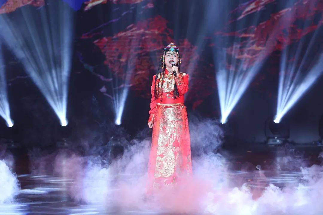 望星空演艺 cab7fa29de574728a6d34efa31fe343a.jpeg