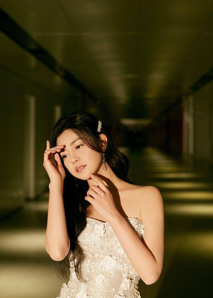 一身 陈妍希一袭露肩长裙仙气飘飘 大秀修长肩颈线条美腻十足