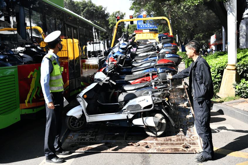 西昌公安交警重拳出击开展电动车违法整治行动