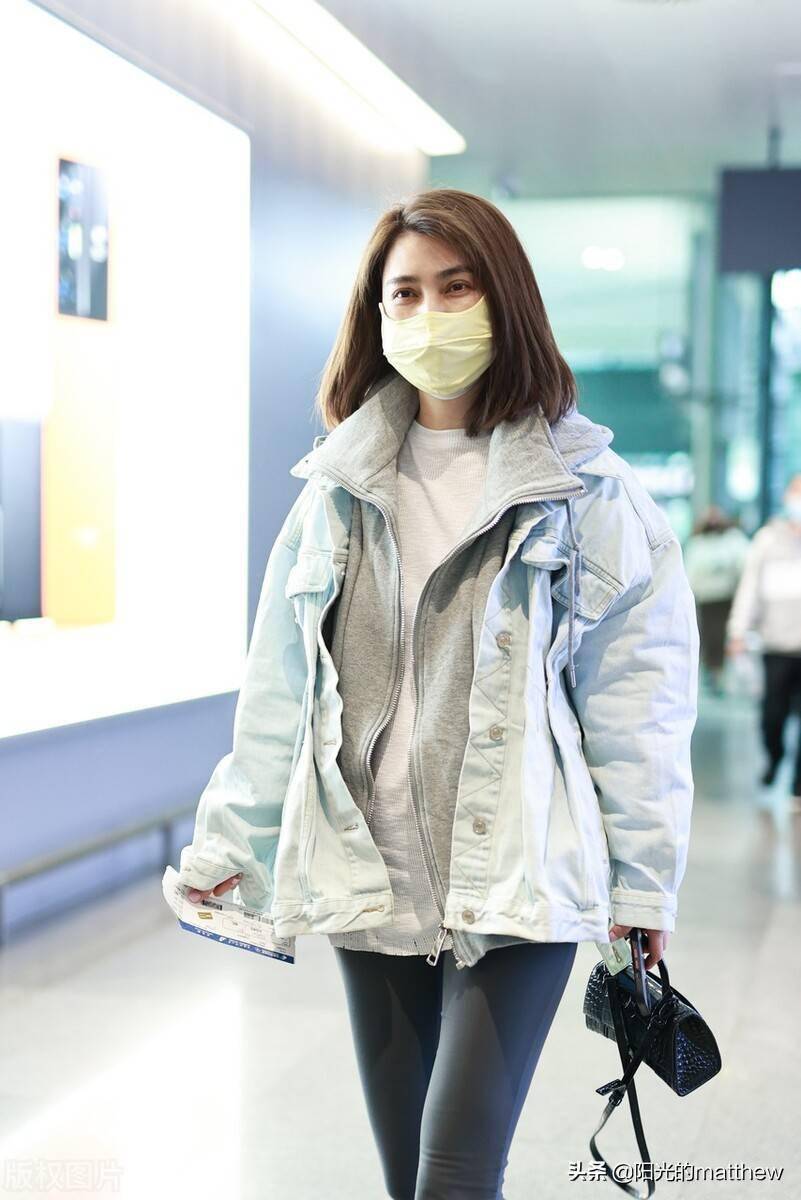 街拍洪欣蓝灰色牛仔拼接夹棉外套深灰色喇叭裤单肩包休闲简约