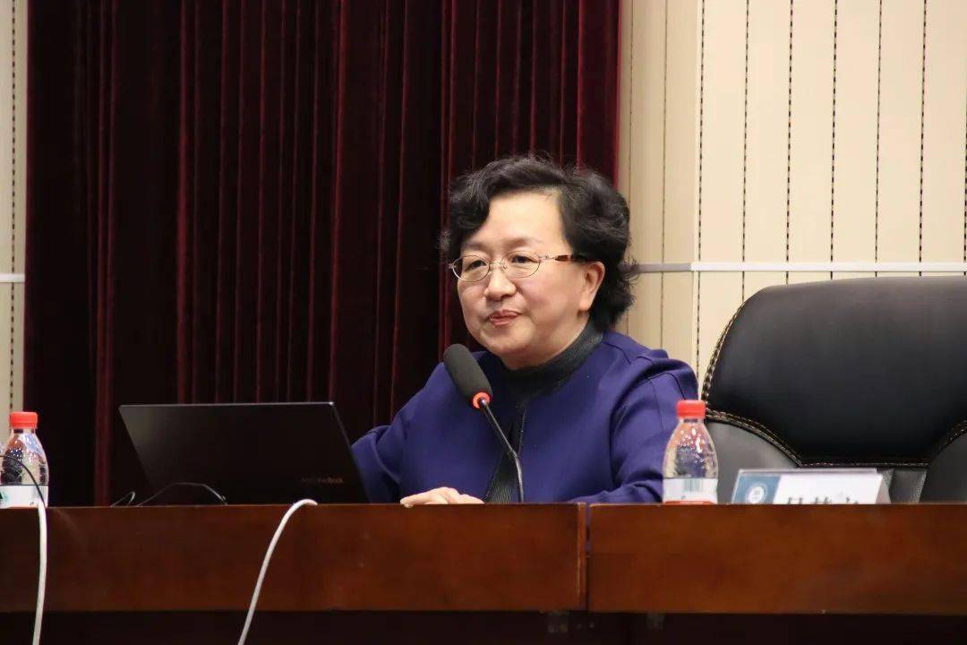 她着重讲解了教学工作的环节,强调"老师是主导,学生是主体"这一观点.