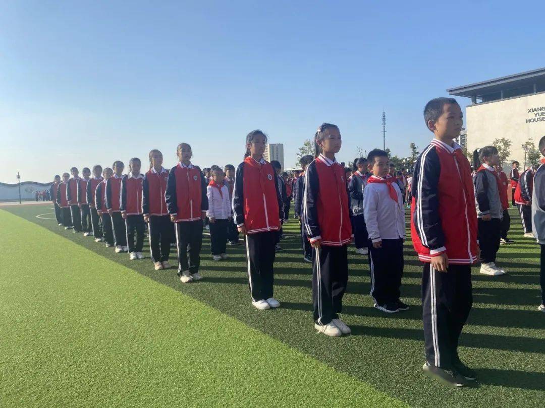 接过接力棒走好新长征济南市章丘区杨胡小学开展纪念长征胜利85周年暨