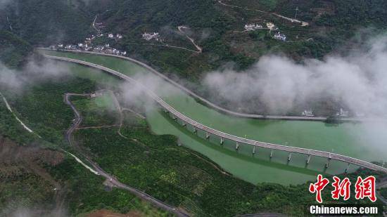 游客|昭君故里湖北兴山“水上公路”秋景如画