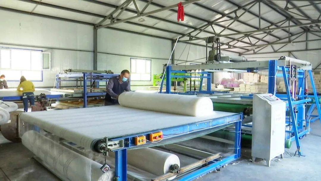 近日,在精河县八家户贺氏网套加工厂内,5台梳棉机轰轰作响,洁白的棉花