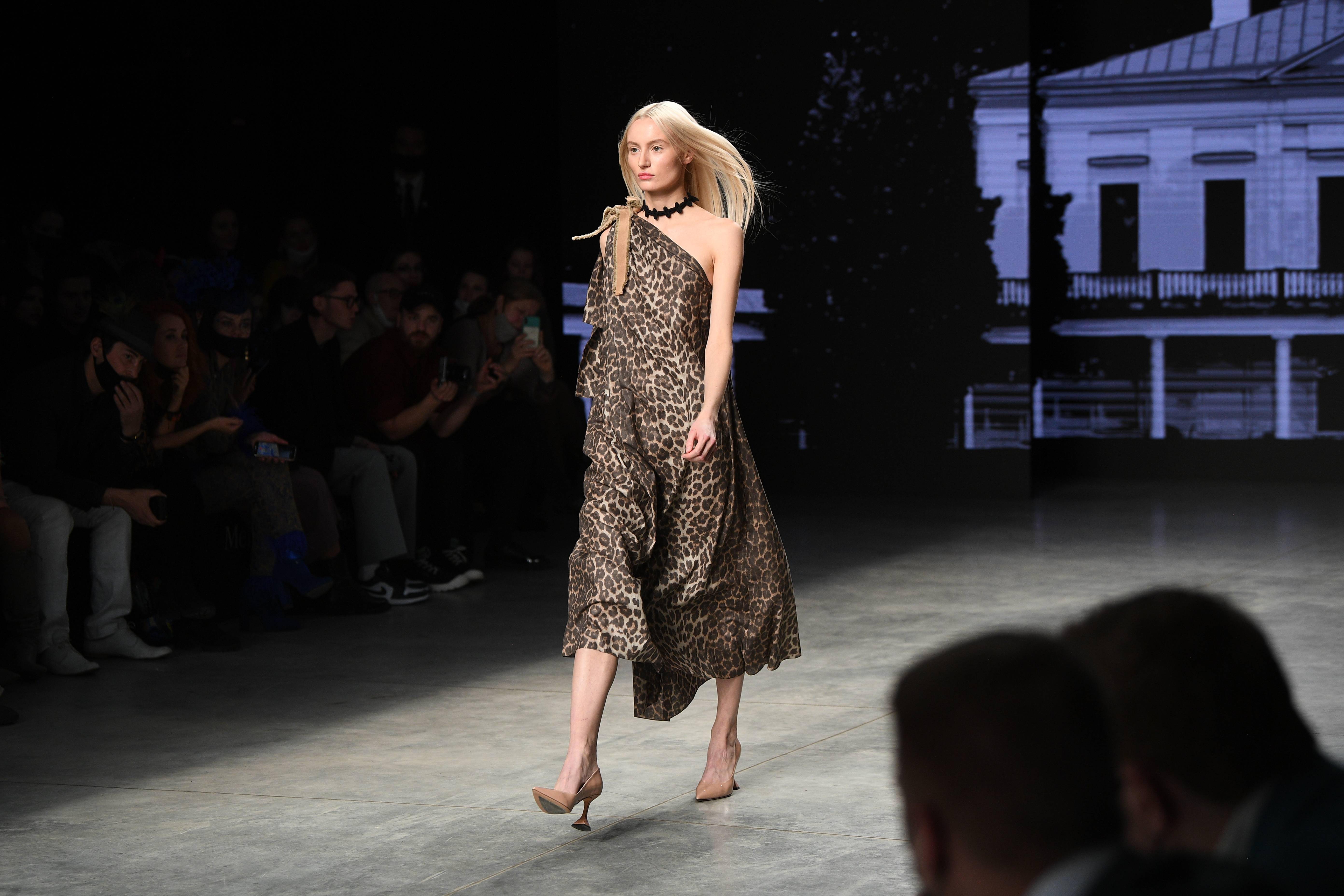 外代 设计师谢尔盖·瑟索耶夫时装秀