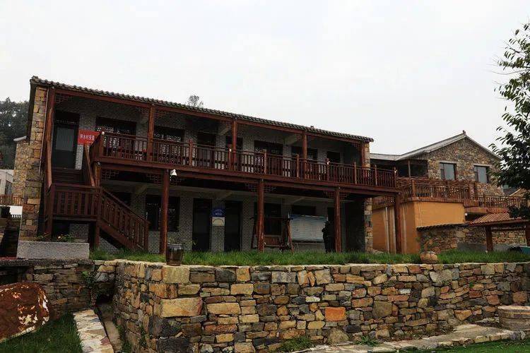 天马山庄红叶正红【作者简介】张少毅,中国民俗摄影家协会会员,山西省