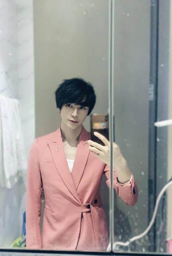 陈奕天粉红西装比耶 帅气自恋自拍惹粉丝哇哇叫