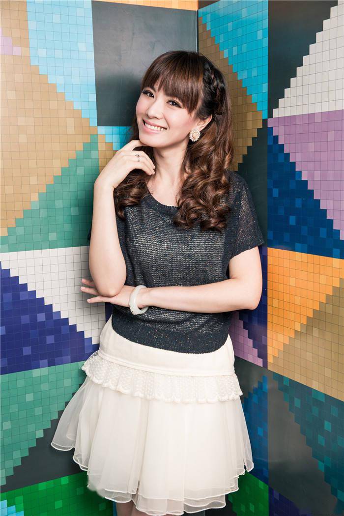 smg美女主播万蒂妮晒上海主持人旧照铁三角重聚网友80后的回忆