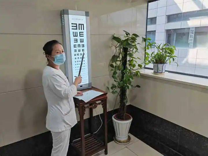 镜盒|35岁女子一夜间从近视400度变远视300度，问题出在老公身上