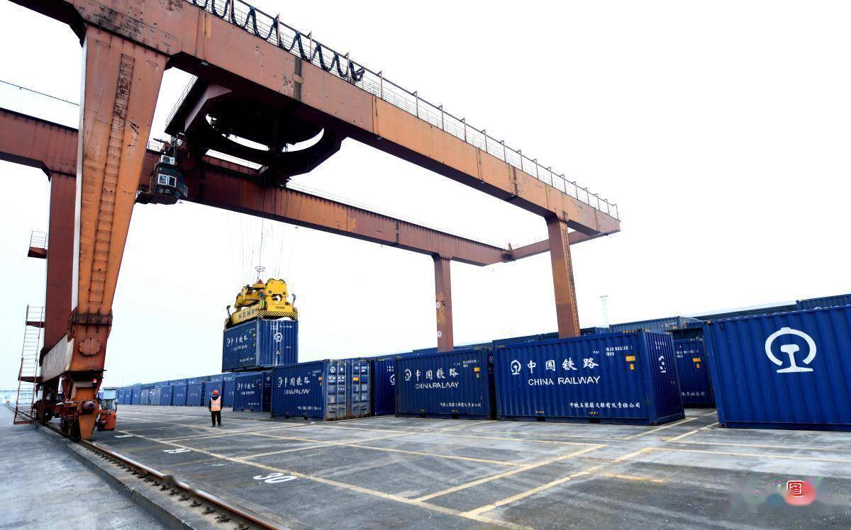 四川峨眉山,成昆铁路燕岗站货场,峨眉车务段职工正在装运集装箱