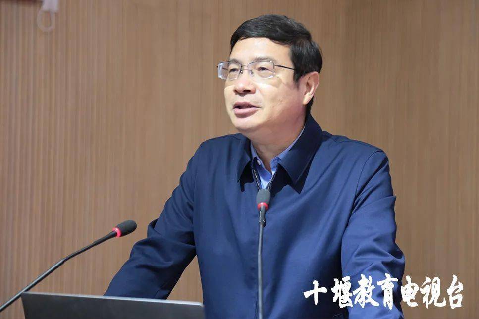 市教育党组书记寇伟讲话市教育局党组书记寇伟强调,学生的近视防控