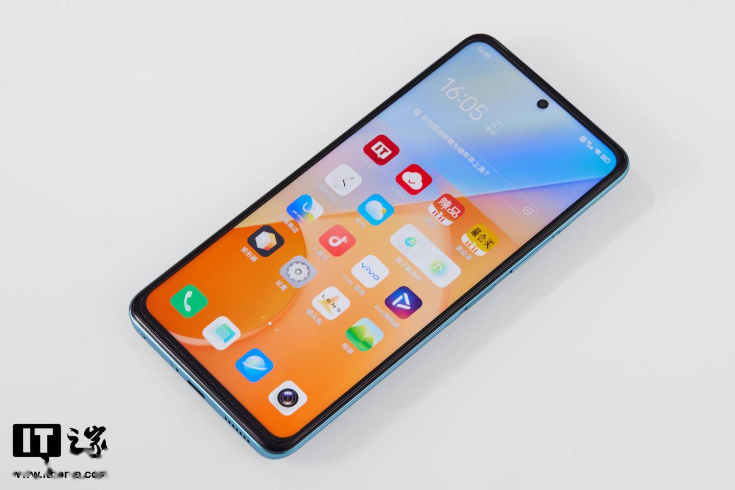nits|【IT之家开箱】vivo T1 5G 手机图赏：高刷原色屏，活力电光青
