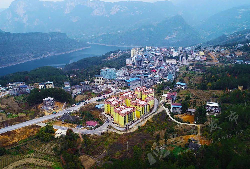 喜迎党代会 奋进新征程_巴东