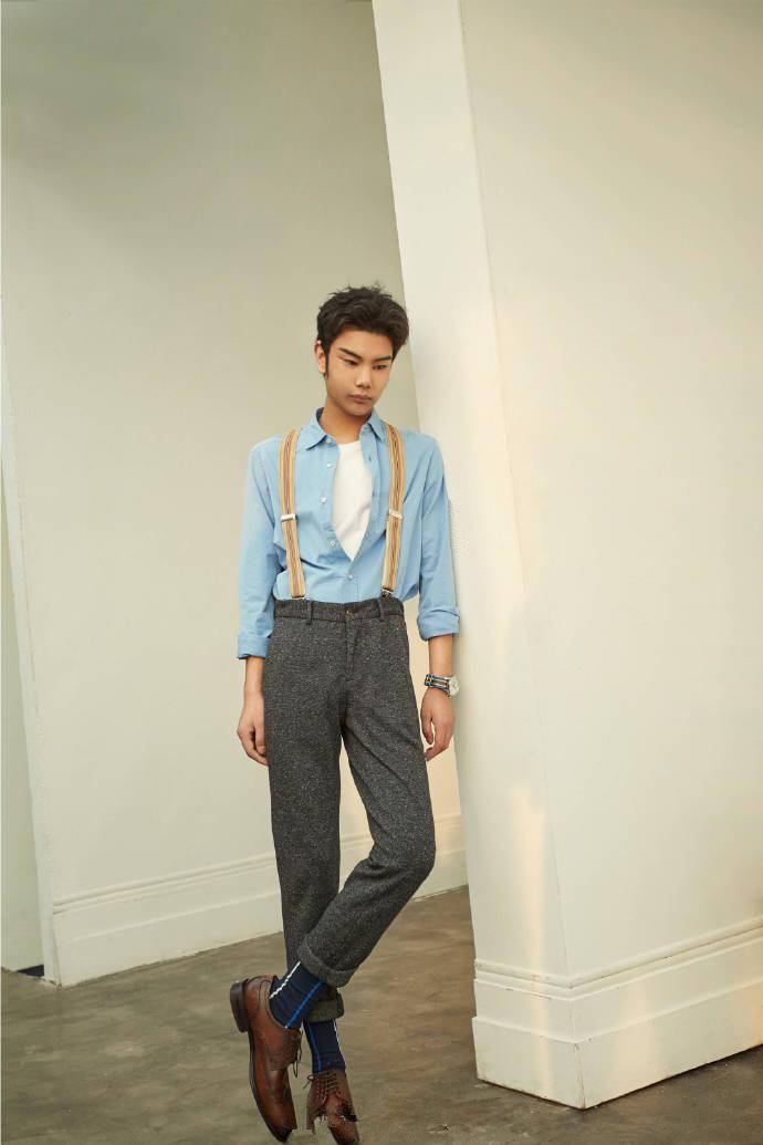 眉毛哥小吴被爆恋爱了昔日造型奇特蹿红拍时尚写真超帅气