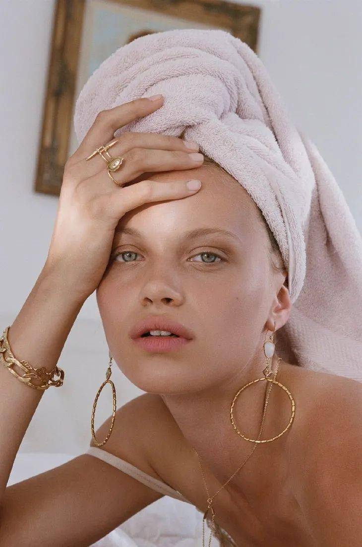 朱珠朱珠晒全家福，她的金耳环好抢镜！