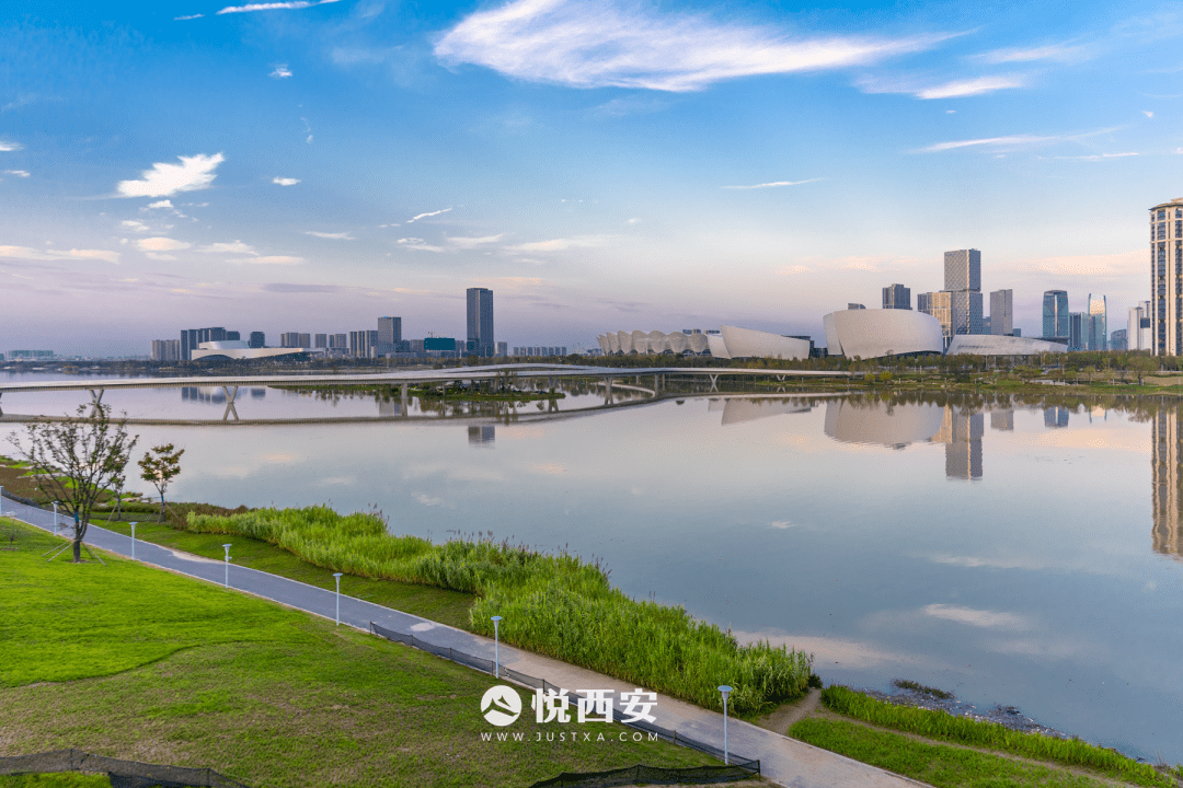 灞河城市界面进阶波光水影下的现代建筑群