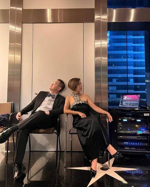 陈凯琳|感动到哭！龙凤胎弟弟补办喜酒，陈凯琳大晒与一对新人合照！