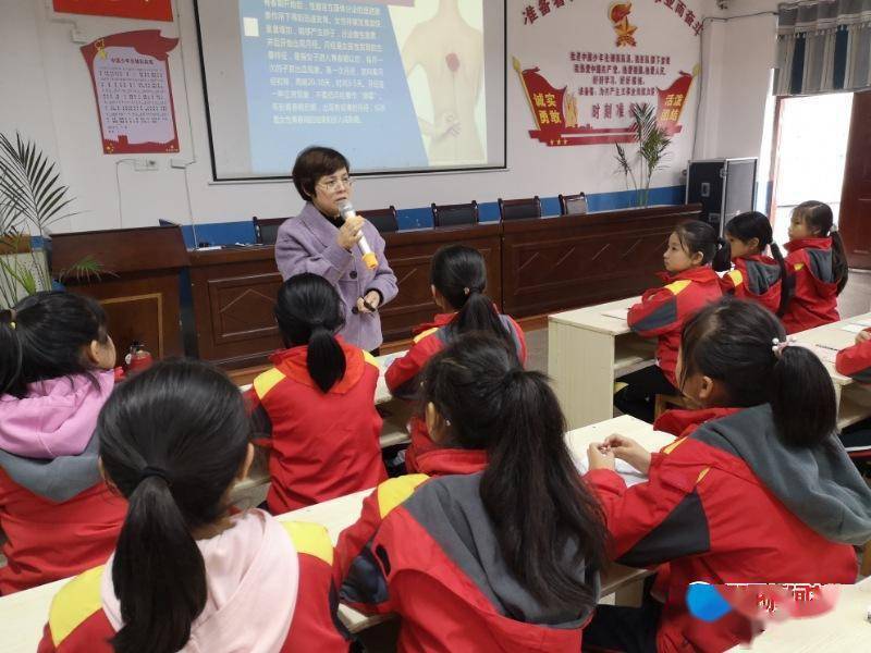 女生|武冈市迎春亭东方红小学举行“爱护自己，健康成长”学生青春期生理健康讲座