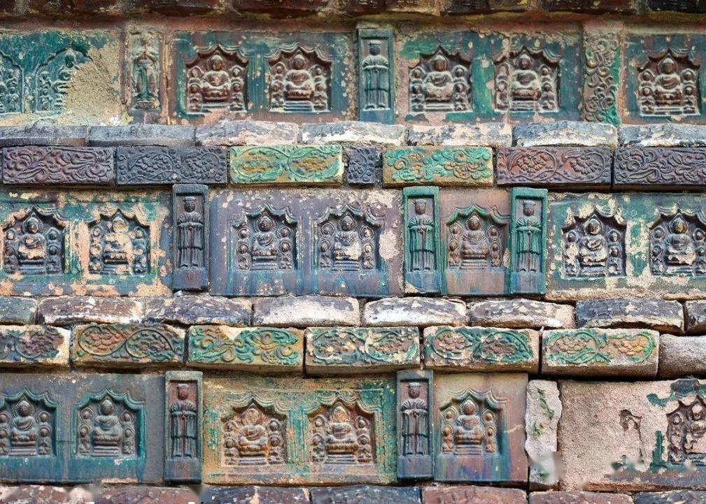 开封铁塔是中国现存最高的琉璃砖古塔,八角十三层,高度约为56米.