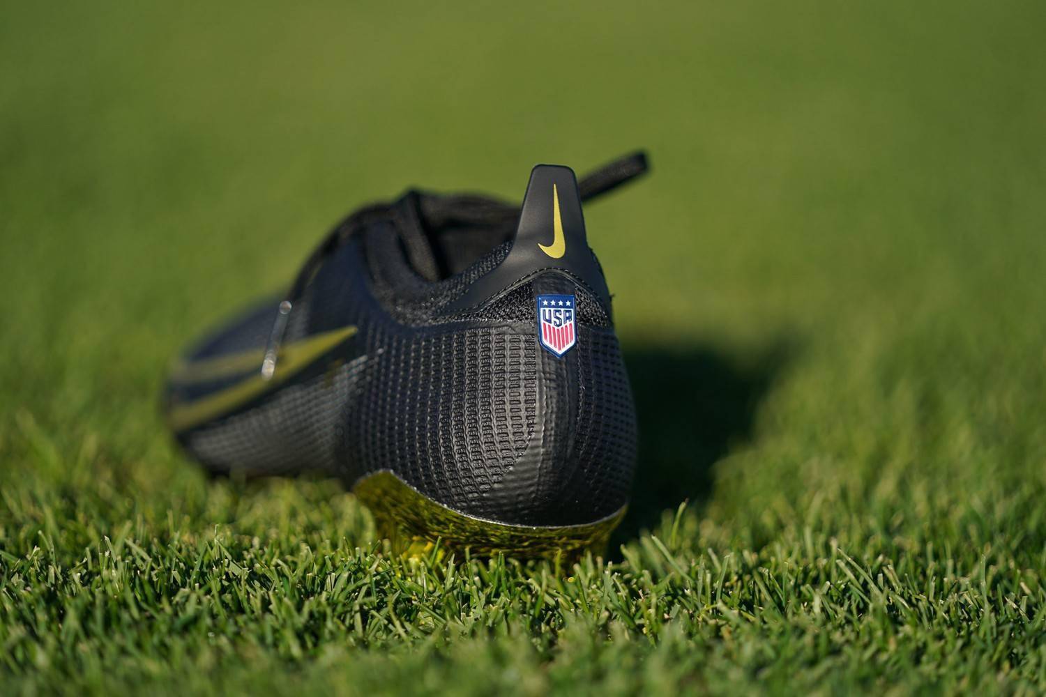 耐克为卡莉劳埃德推出定制mercurialvapor14足球鞋