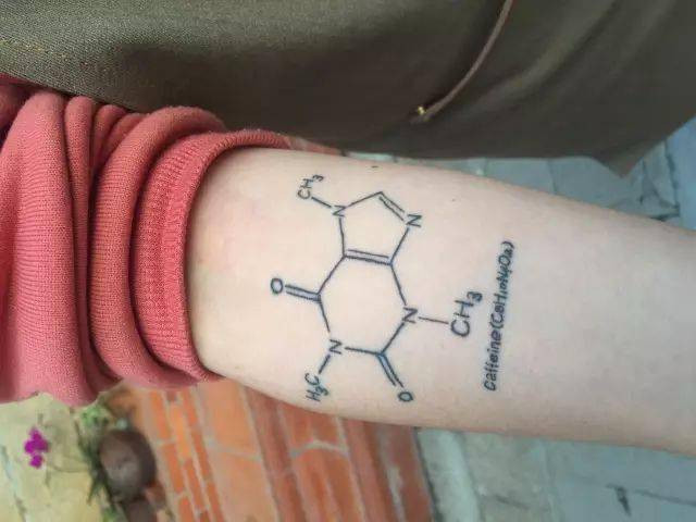 在这些纹身里,尤其是跟咖啡有关的图案最受欢迎,比如咖啡豆,咖啡树叶